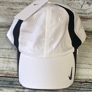 Nike Performance Black and White Sports Cap Sz
M/L